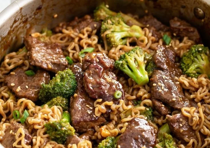 Delicious bowl of Beef and Broccoli Ramen with fresh vegetables and tender beef slices.