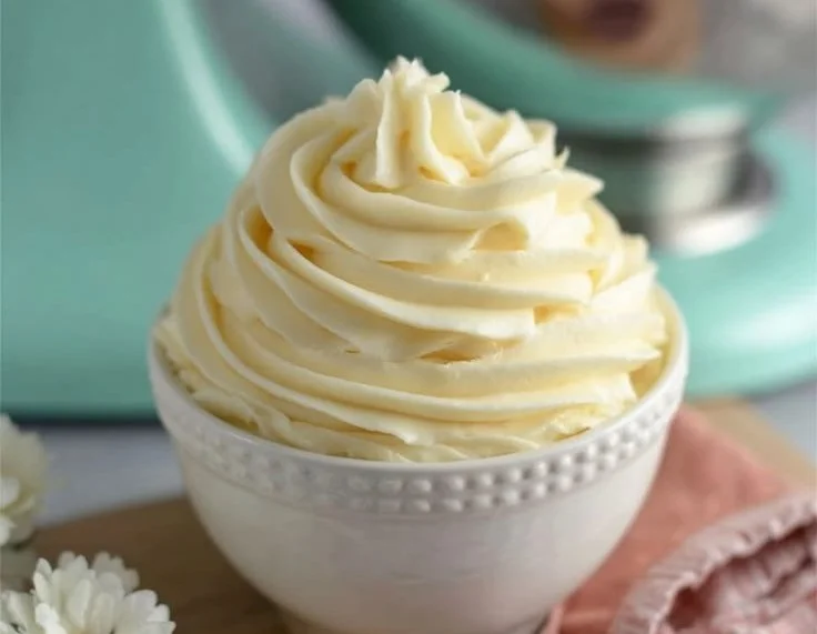 Delicious vanilla buttercream frosting on a frosted cake